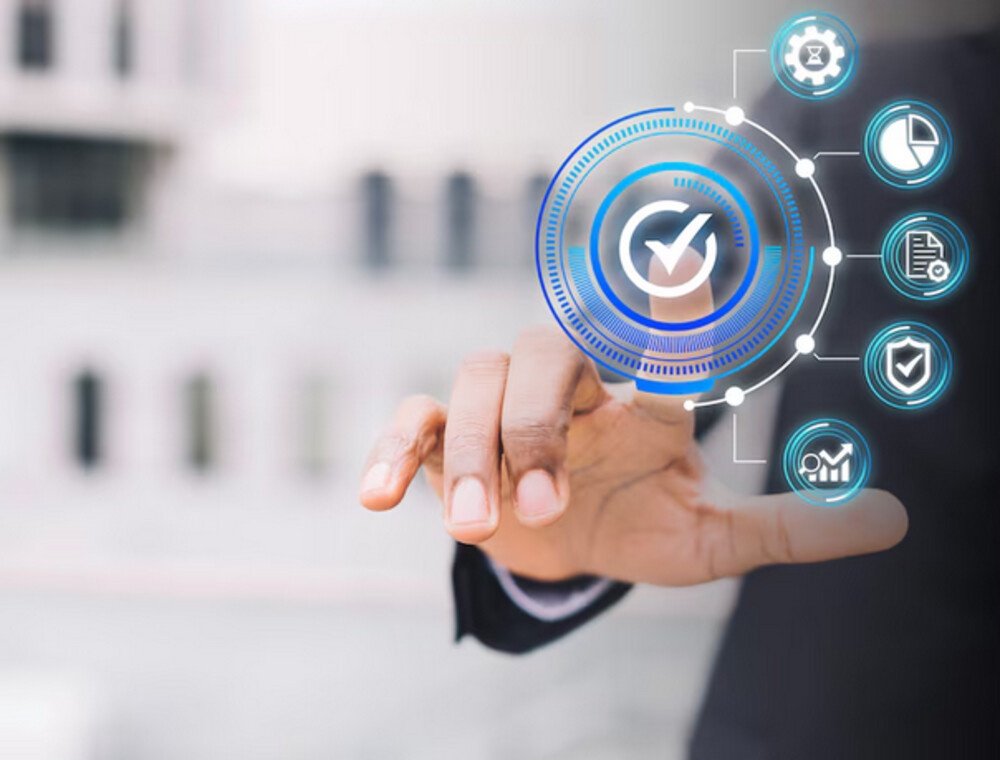 Mano de un empresario interactuando con una interfaz digital de cumplimiento normativo y control de calidad.