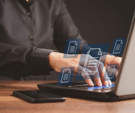 Persona trabajando con software de facturación Verifactu para pymes y autónomos en un ordenador portátil